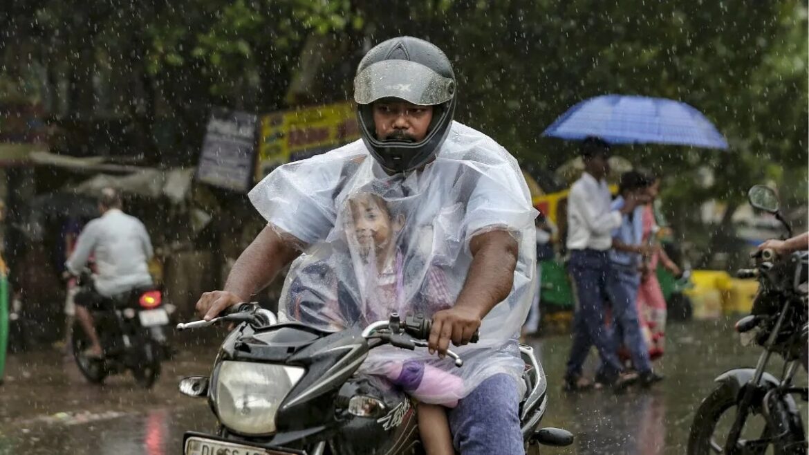 दिल्ली-NCR में झमाझम बारिश, मौसम विभाग ने जारी किया रेड अलर्ट; कई इलाकों में जलभराव