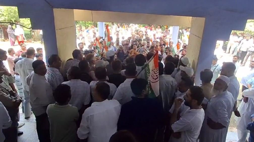 मतदाता सूची पुनरीक्षण को लेकर विकासनगर में गरमाई सियासत, कांग्रेस ने तहसील का किया घेराव