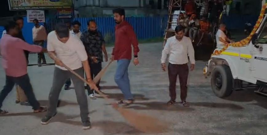 कांवड़ियों की राह आसान करने सड़कों पर उतरे व्यापारी