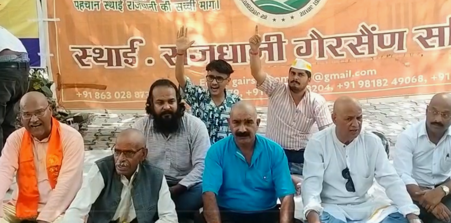 विधानसभा भवन के सामने स्थायी राजधानी गैरसैंण की मांग को लेकर सामूहिक मुंडन