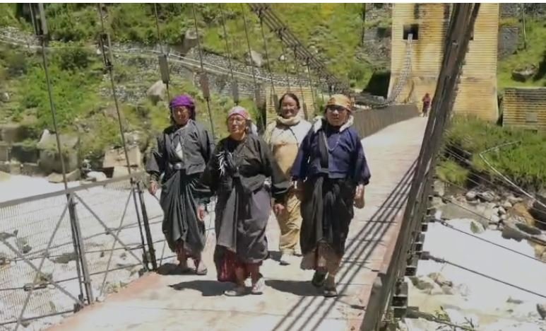 माणा गांव के झूला पुल पर मंडराया खतरा, भूमि कटाव से ग्रामीणों में दहशत