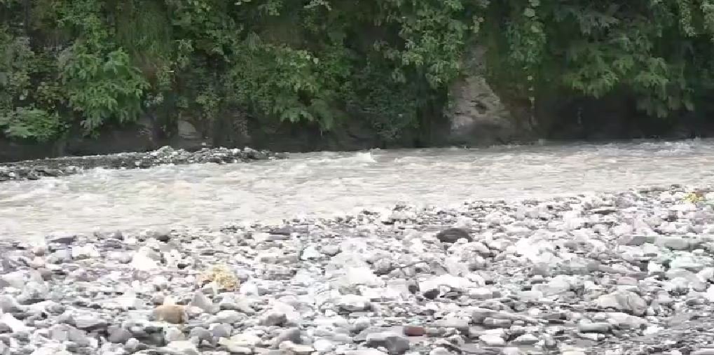 मालदेवता में बाल्दी नदी का बढ़ता जलस्तर, लोगों में डर