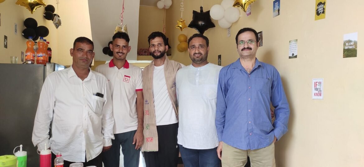 पंचायत घर के पास नए रेस्टोरेंट का शुभारंभ, लोगों ने दी संचालकों को शुभकामनाएं