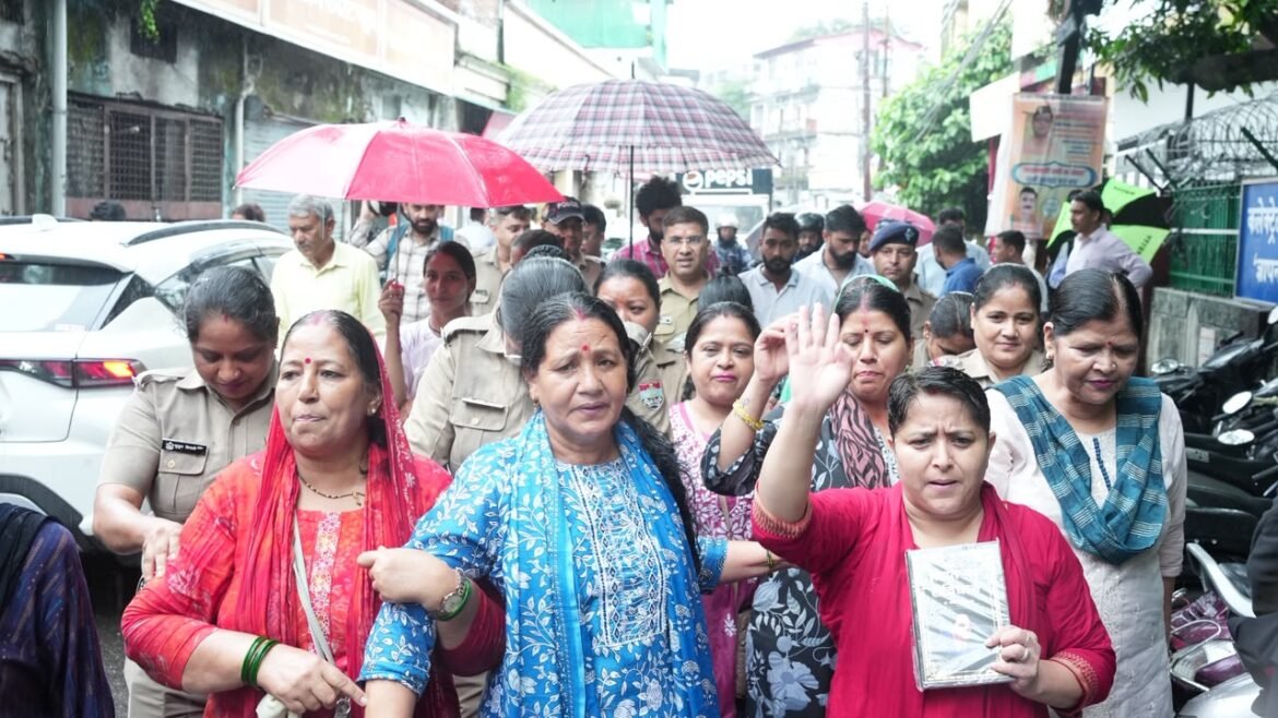 छात्रों के प्रदर्शन पर सियासत तेज, कांग्रेस ने सरकार को घेरा, भाजपा ने लगाए राजनीति के आरोप