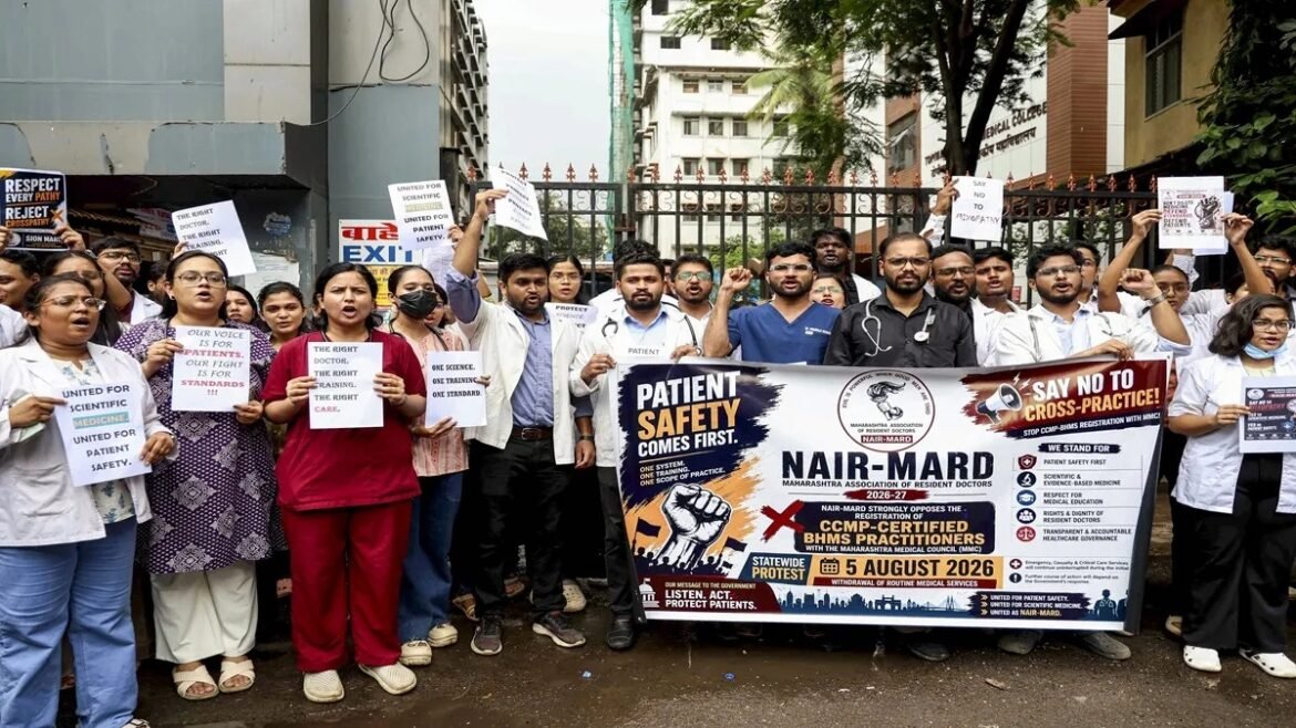 रेजिडेंट डॉक्टरों की हड़ताल पर बॉम्बे हाईकोर्ट सख्त, कहा- ‘काम नहीं तो सैलरी भी बंद करें’
