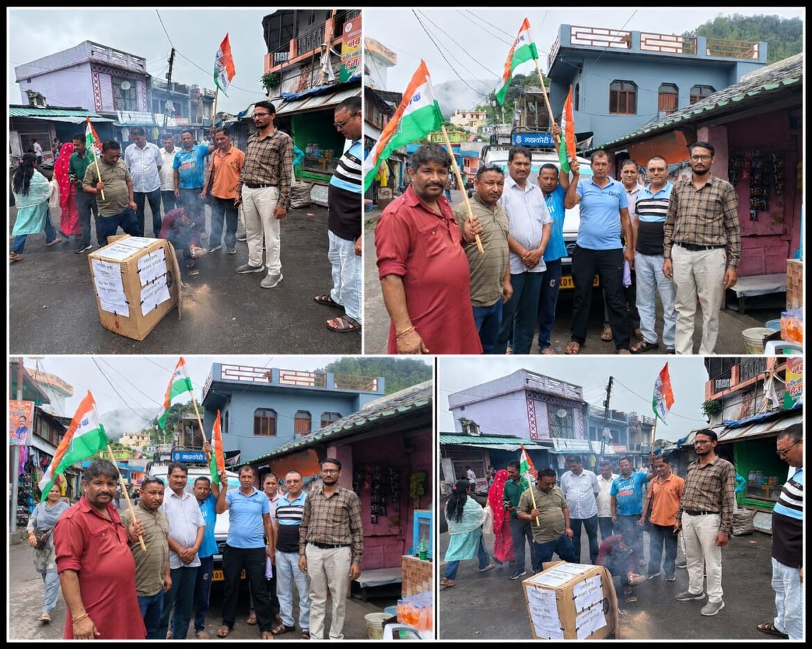 भतरोजखान में कांग्रेस का प्रदर्शन, स्वास्थ्य व शिक्षा व्यवस्था को लेकर मंत्रियों का पुतला फूंका