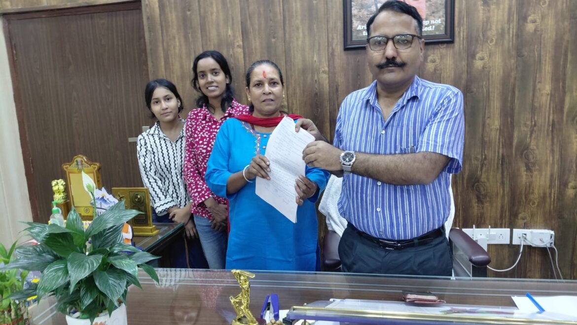 डीएम की पहल से भूमाफियाओं के कब्जे से मुक्त हुई 25 नाली भूमि, महिला को मिला न्याय