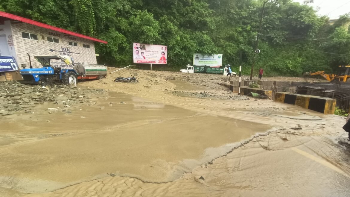 तिलवाड़ा में उफनते गदेरे ने मचाई तबाही, केदारनाथ हाईवे पर मलबे में दबे वाहन
