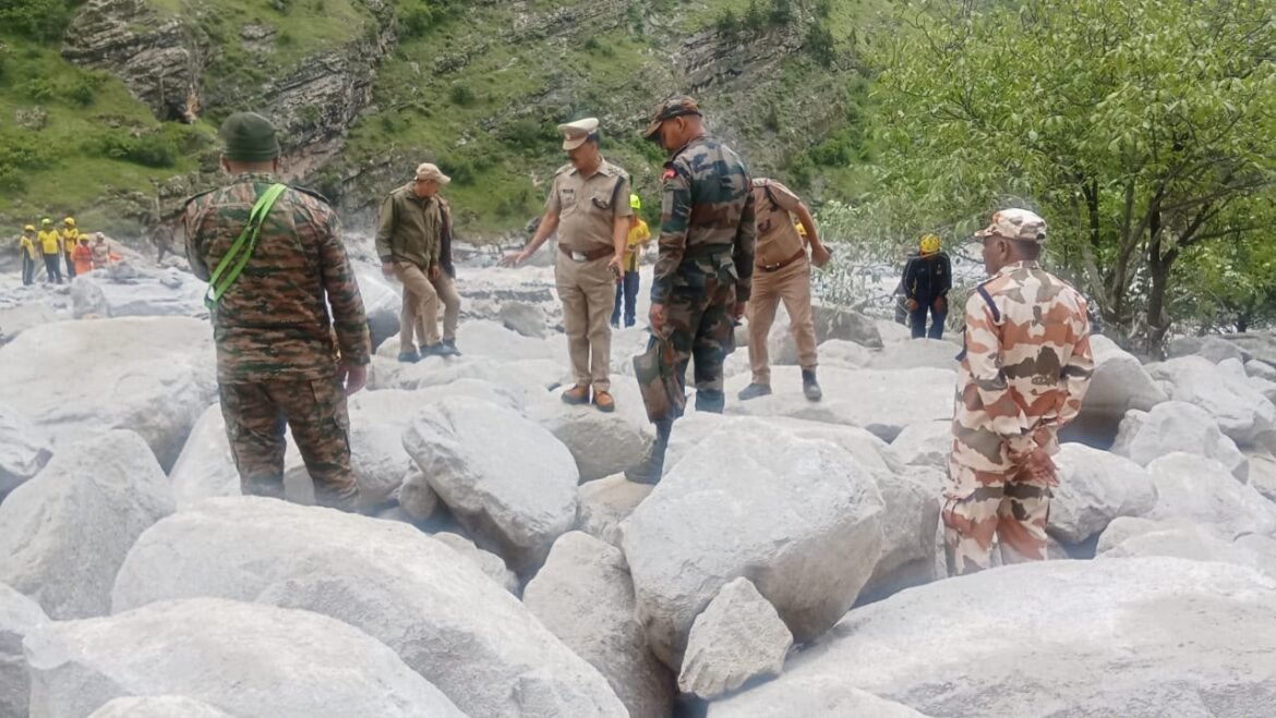 तमक नाला उफान पर, अस्थाई मार्ग से यातायात बहाल