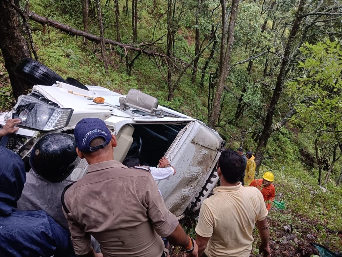 रामगढ़-मुक्तेश्वर मार्ग पर खाई में गिरा टेंपो ट्रेवलर, एक की मौत