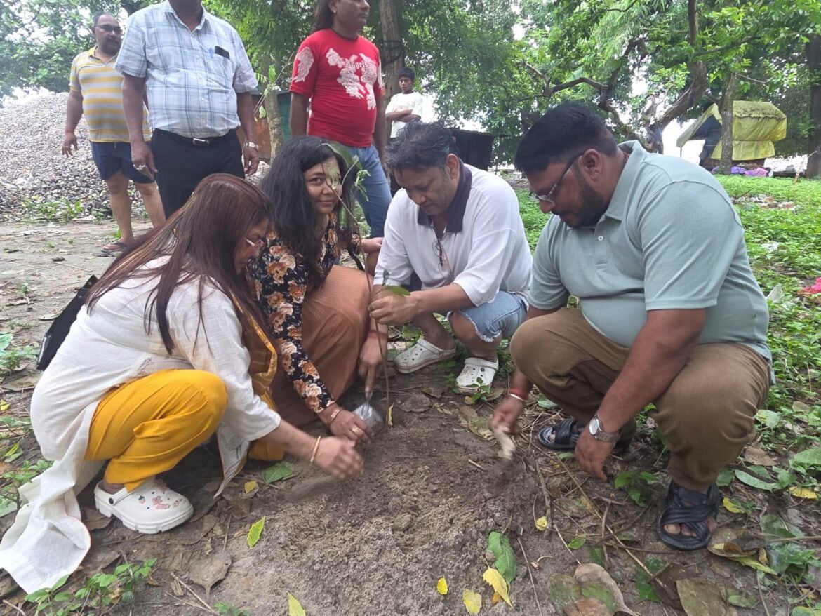 कांवड़ मेले के बाद गंगा घाटों पर चला स्वच्छता अभियान, कायस्थ महासभा ने लगाए 101 पौधे