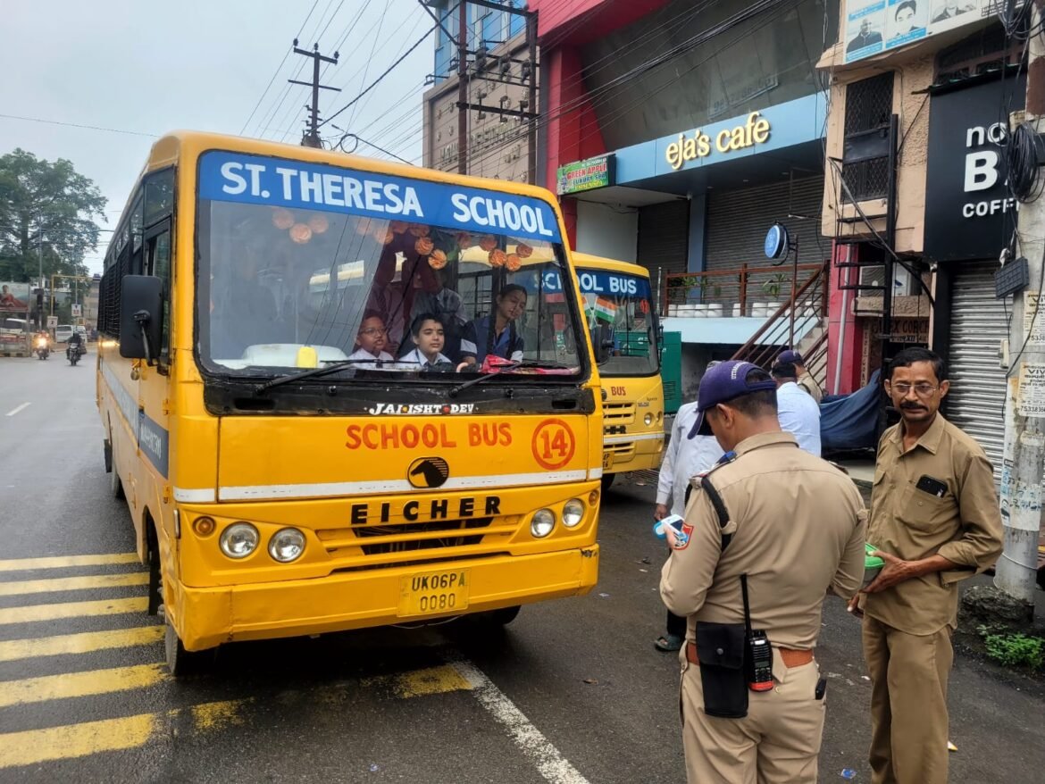 स्कूली वाहनों के खिलाफ यातायात पुलिस का सघन चेकिंग अभियान, नियम तोड़ने वालों पर कार्रवाई