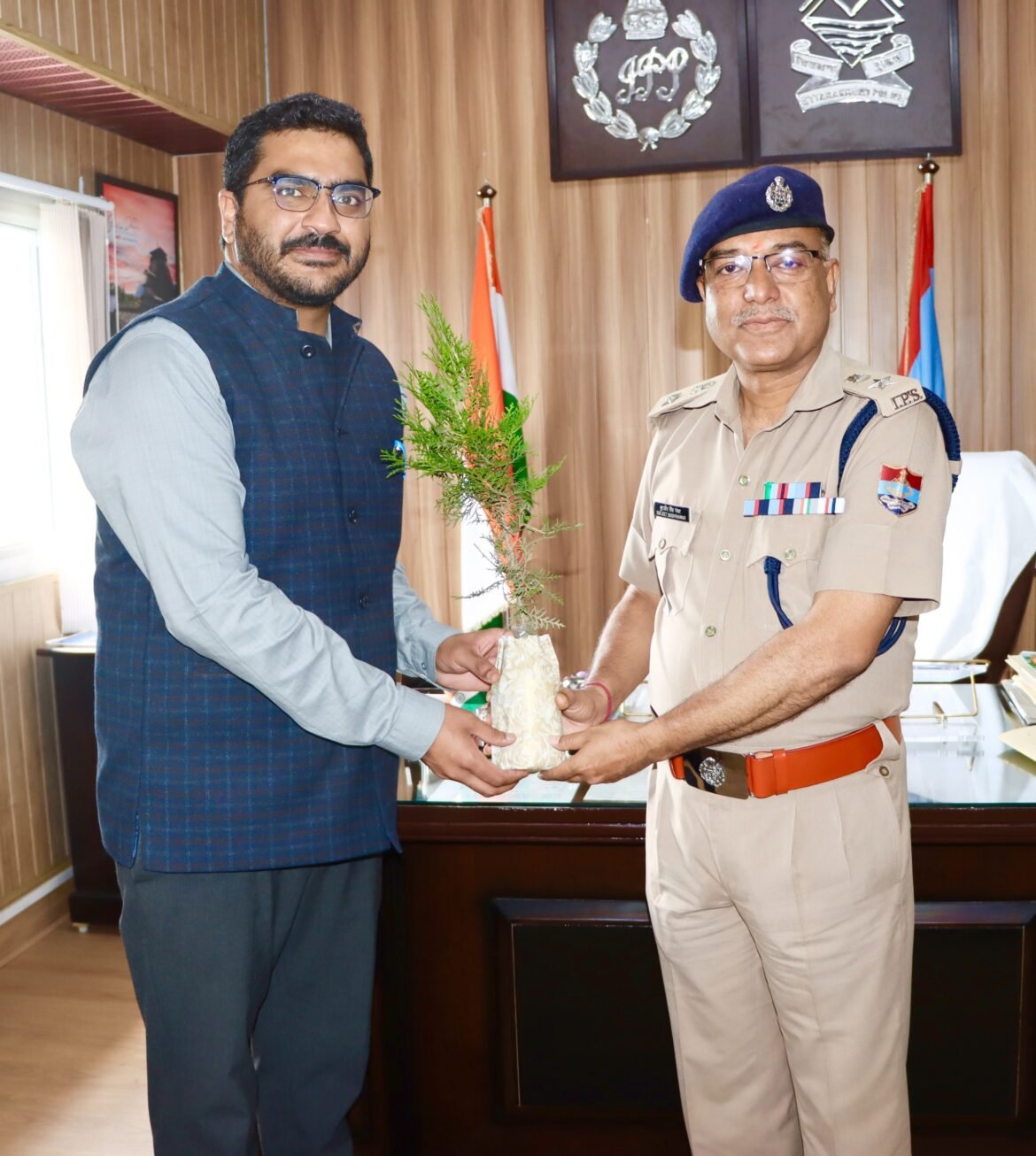 नव नियुक्त उप वन संरक्षक यश ढोबले ने एसपी चमोली से की शिष्टाचार भेंट