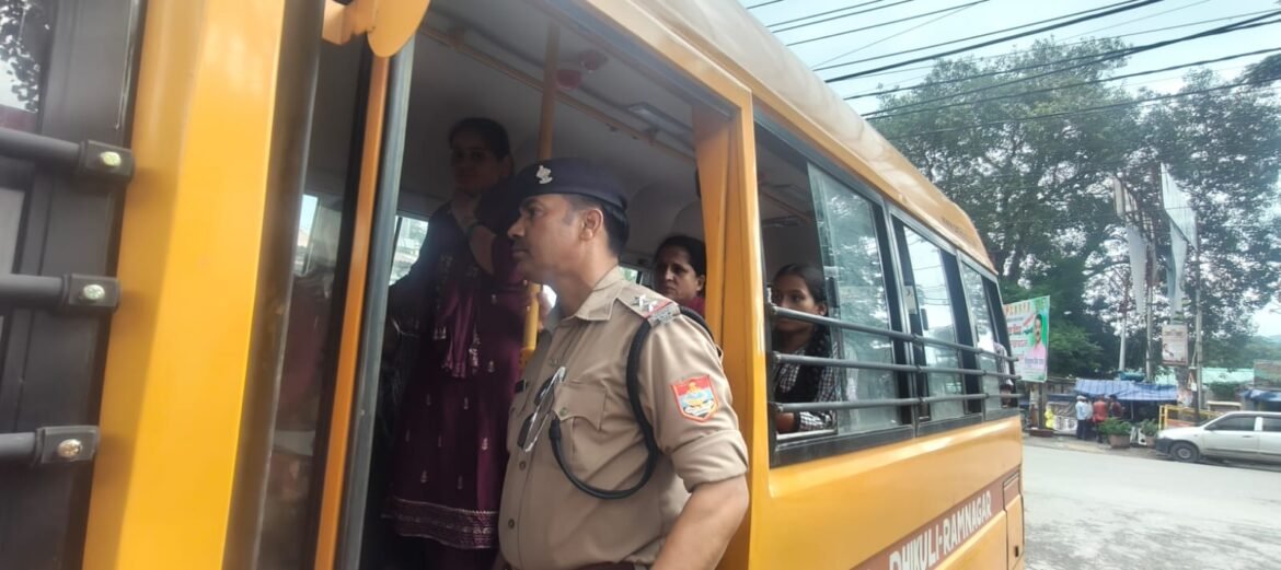 स्कूली वाहनों के खिलाफ यातायात पुलिस का सघन चेकिंग अभियान, 17 वाहनों के कोर्ट चालान