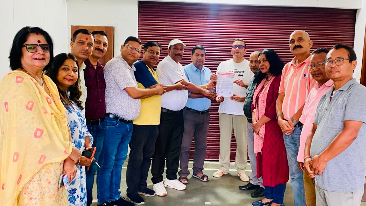 राजकीय शिक्षक संघ ने विधायक सुमित हृदयेश को सौंपा ज्ञापन, एलटी शिक्षकों से टीईटी की बाध्यता हटाने की मांग