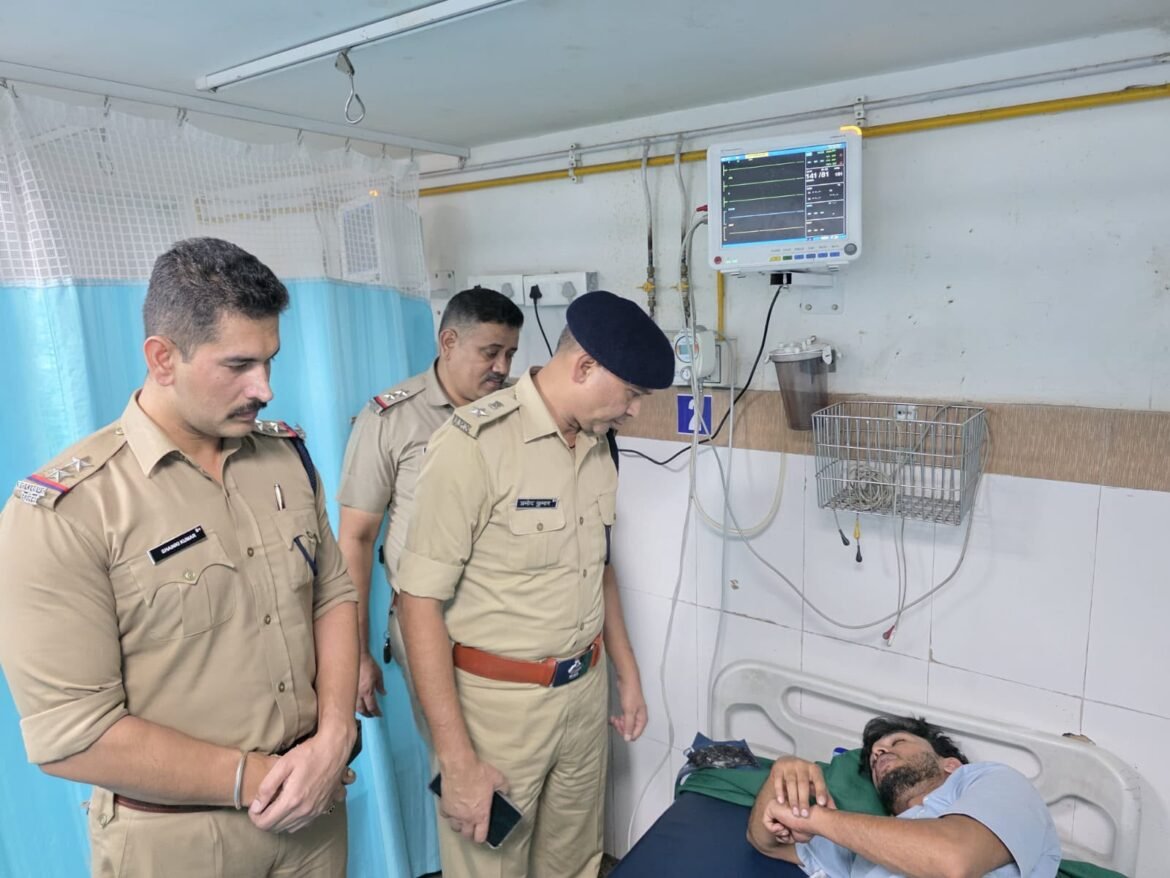 बसंत विहार में पुलिस और बदमाश के बीच मुठभेड़, चैन स्नैचिंग का आरोपी पैर में गोली लगने से घायल