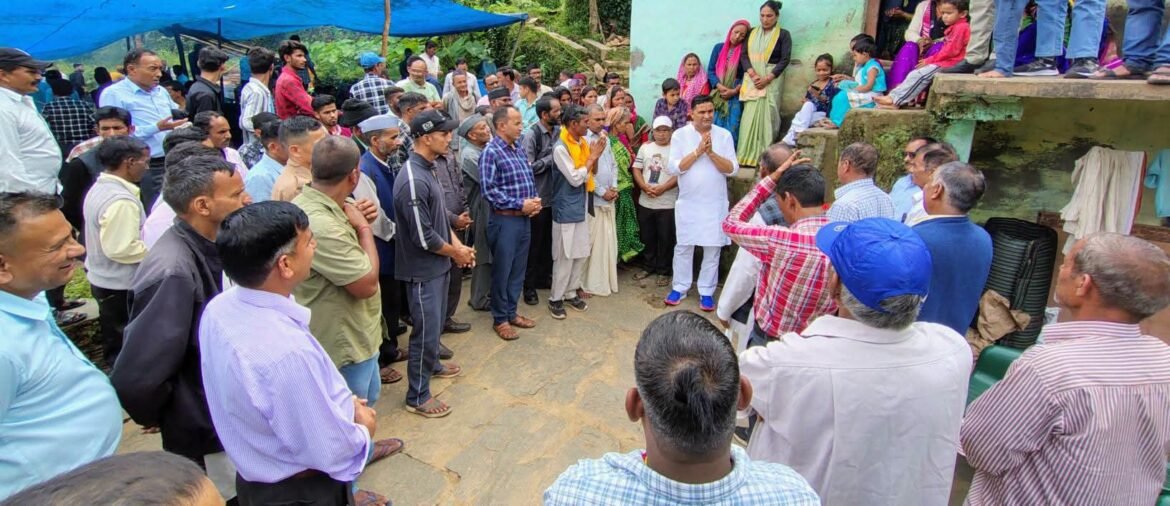 मंत्री राम सिंह कैड़ा ने ओखलकांडा के गांवों का किया दौरा, ग्रामीणों की समस्याएं सुनीं