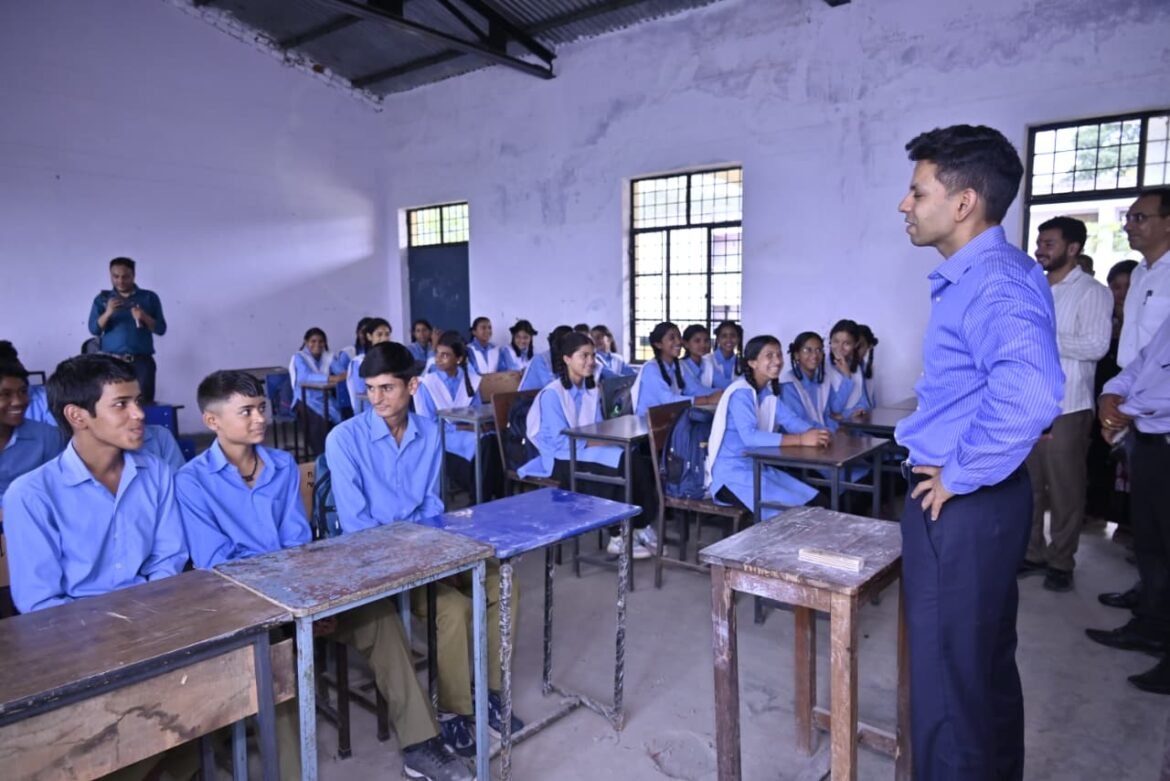 छात्रा से मारपीट के मामले में अतिथि शिक्षिका का अनुबंध समाप्त, डीएम ने किया विद्यालय का निरीक्षण