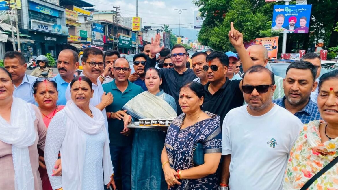 महंगी चीनी के विरोध में कांग्रेस का अनूठा प्रदर्शन, लोगों को पिलाई फीकी चाय