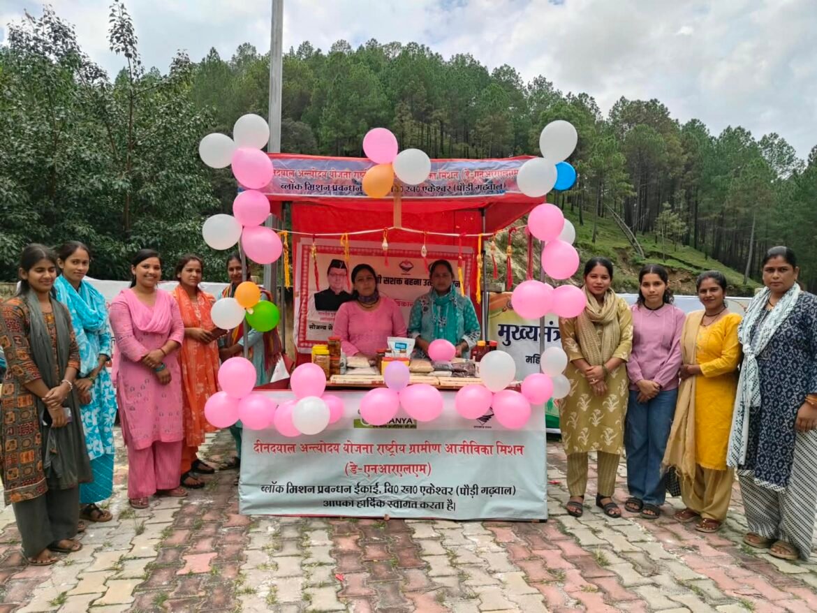 पिरुल से राखियां बनाकर आत्मनिर्भर बन रहीं पौड़ी की महिलाएं, 27 स्टॉलों से हुई 3 लाख से अधिक की बिक्री