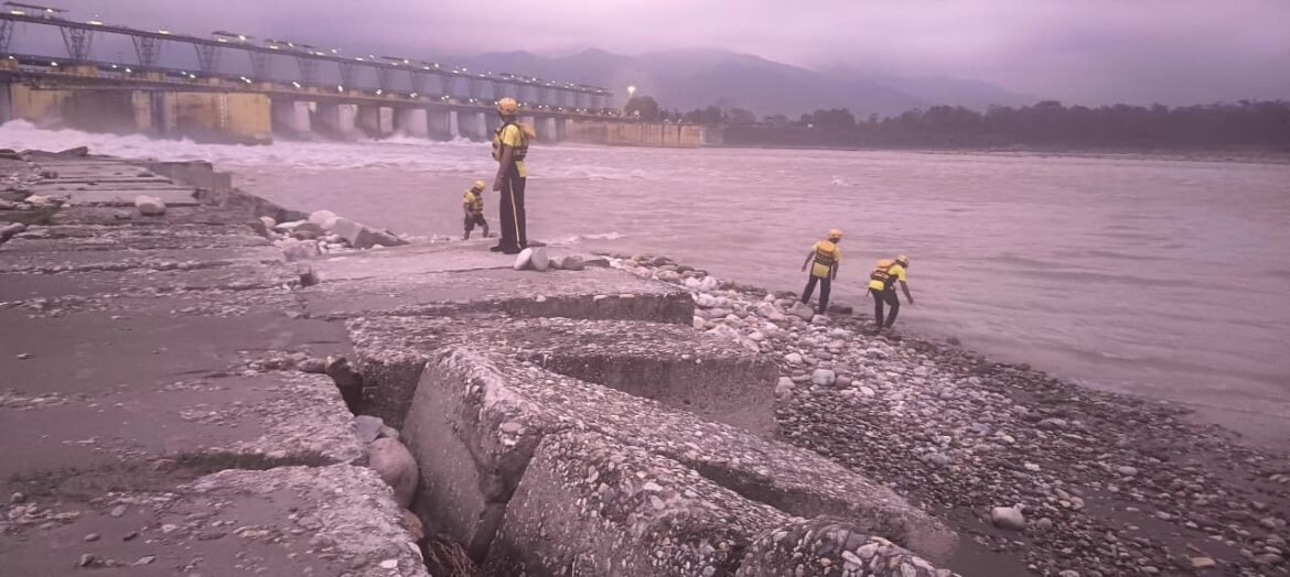 नेपाल में भारी बारिश और बाढ़ के बाद चंपावत प्रशासन अलर्ट, शारदा बैराज पर बढ़ाई निगरानी