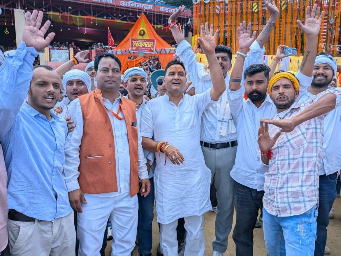 कैबिनेट मंत्री राम सिंह कैड़ा ने वालिक खाम की ओर से खेली ऐतिहासिक बग्वाल