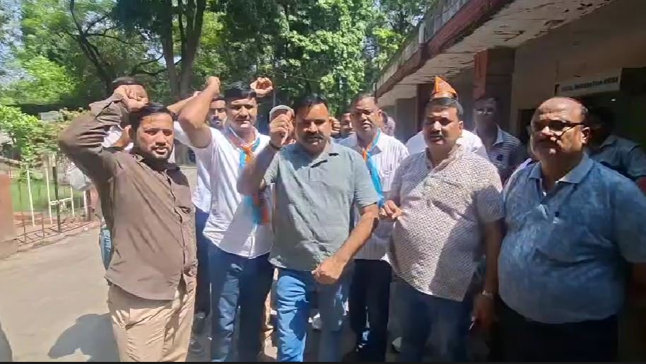 यूपीआई ट्रांजैक्शन पर प्रस्तावित टैक्स के विरोध में प्रदर्शन, प्रधानमंत्री के नाम सौंपा ज्ञापन