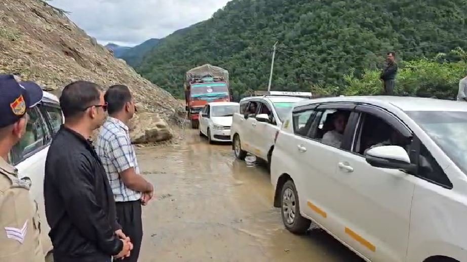 पिथौरागढ़-टनकपुर हाईवे के मुन्ना बैंड पर खतरा, डीएम ने लिया जायजा; एसडीआरएफ तैनात