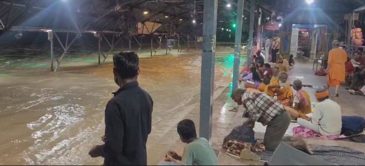 लगातार बारिश से बढ़ा गंगा का जलस्तर, तटीय क्षेत्र जलमग्न; जल पुलिस और एसडीआरएफ अलर्ट
