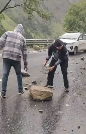 रडांग बैंड पर सड़क पर गिरे बोल्डर, पुलिसकर्मियों ने खुद हटाकर यातायात कराया सुचारु