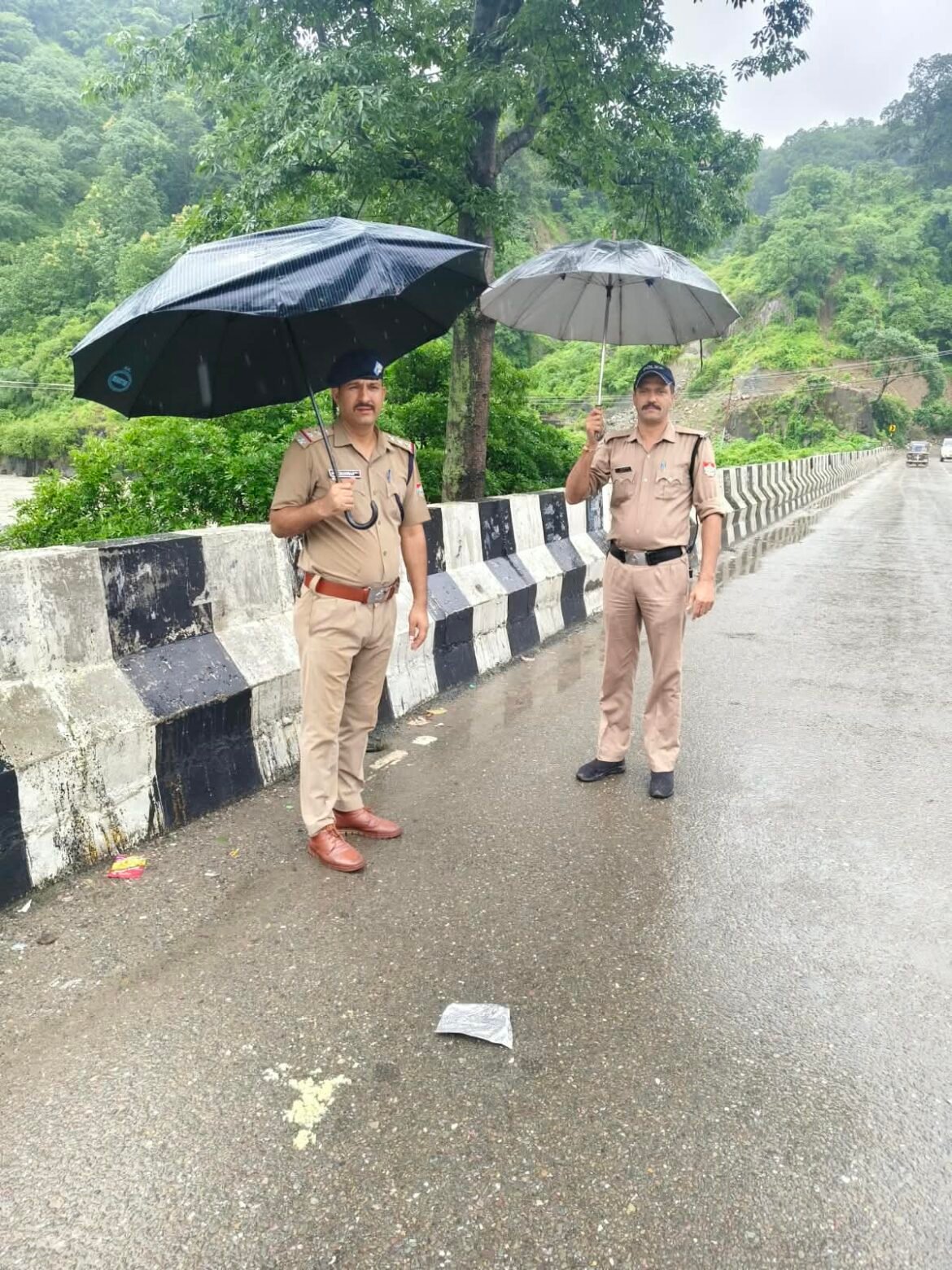 गौला नदी का जलस्तर बढ़ा, पुल पर अनावश्यक रुकने और वीडियोग्राफी पर रोक