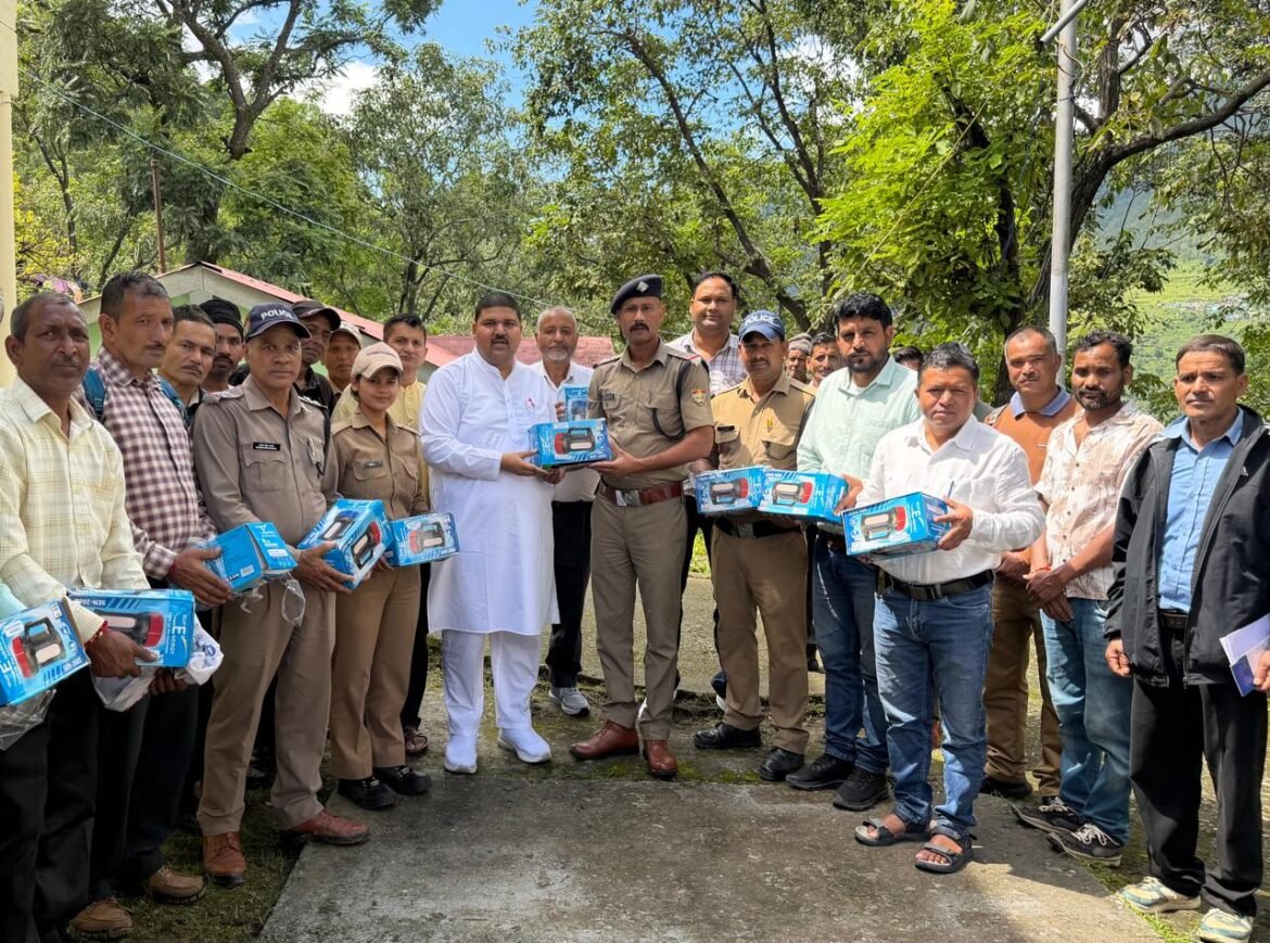 आपदा की विषम परिस्थितियों में चमोली पुलिस को मिली आधुनिक टॉर्च लाइटें