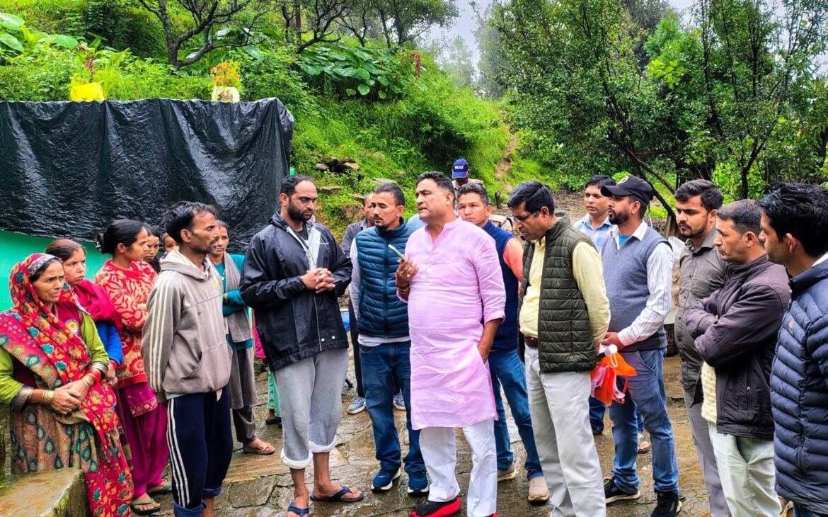 आपदा प्रभावित क्षेत्रों में पहुंचे मंत्री राम सिंह कैड़ा, नुकसान का लिया जायजा
