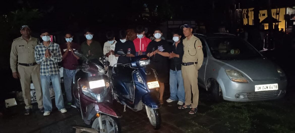 चलती गाड़ियों से डंडे लहराने का वीडियो वायरल, 15 युवक चिह्नित
