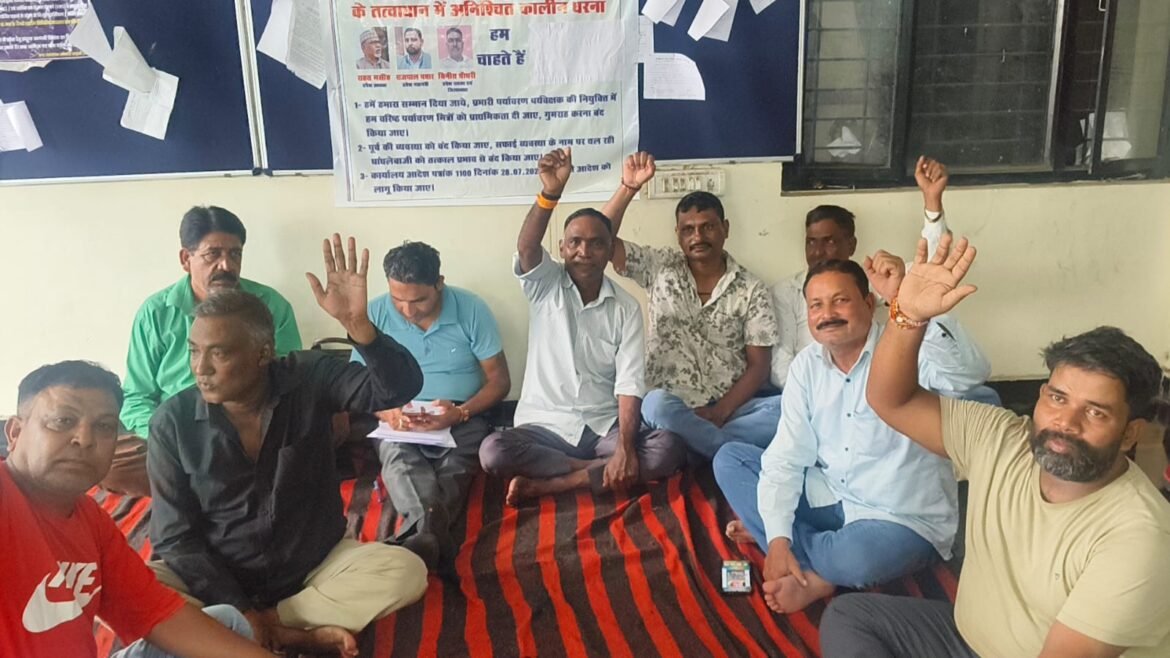 छठे दिन भी जारी रहा वरिष्ठ पर्यावरण मित्रों का अनिश्चितकालीन धरना