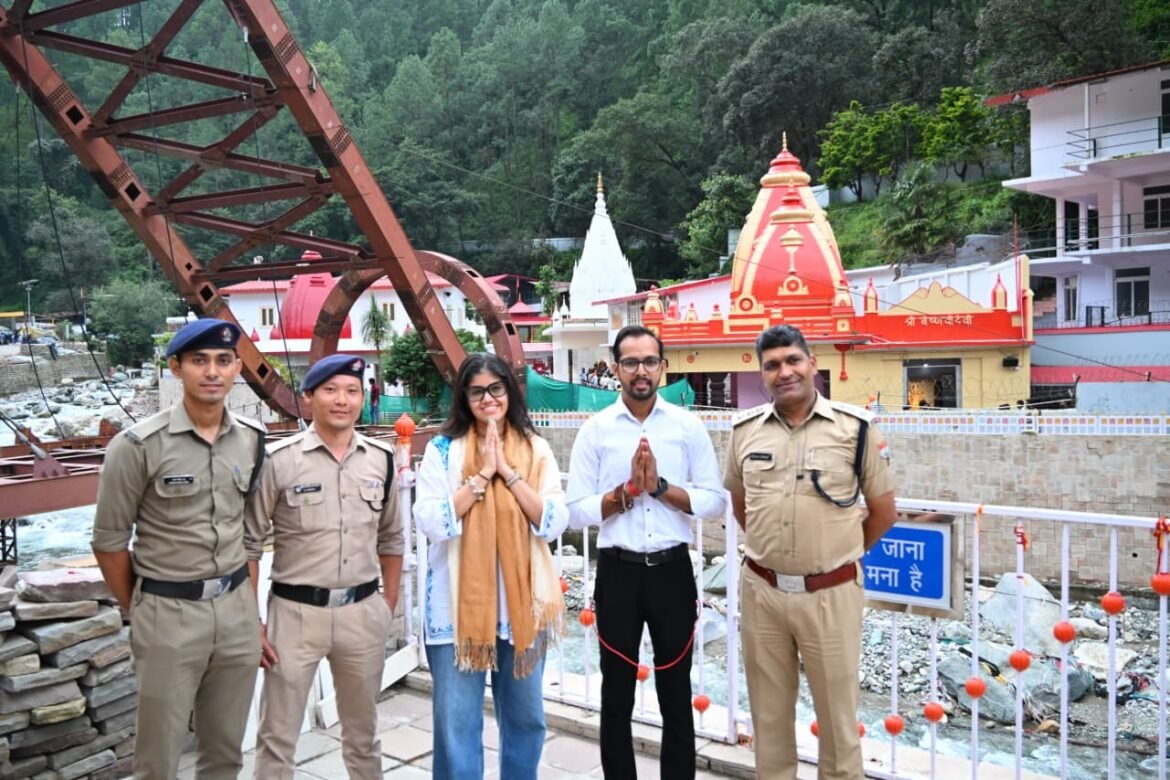 ‘हनुमान अंश’ की प्रोड्यूसर अनूप्रिया नागर ने कैंची धाम में किए दर्शन
