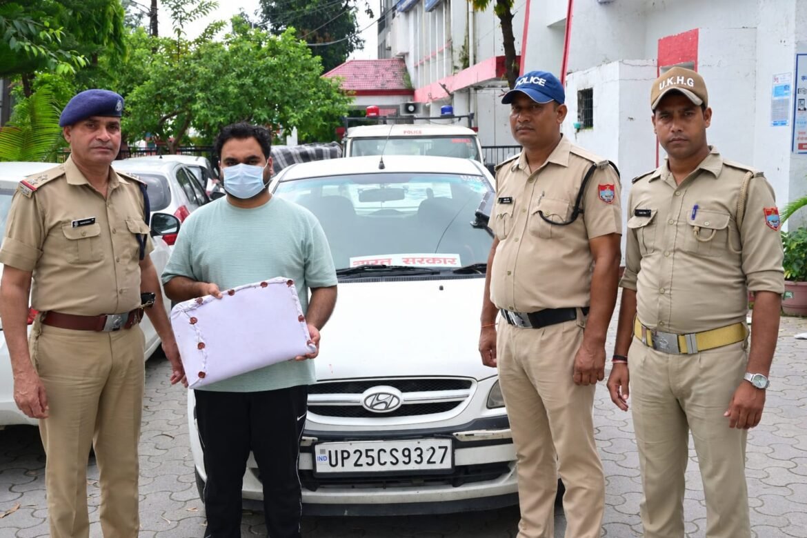 फर्जी आईबी अधिकारी बनकर घूम रहा युवक गिरफ्तार, कार से एयरगन और नीली बत्ती बरामद