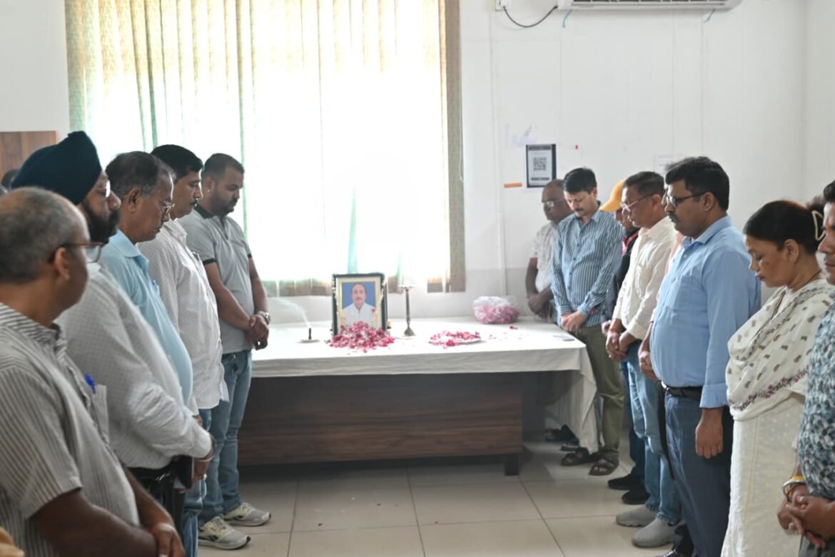 जिला सूचना अधिकारी गिरिजा शंकर जोशी को श्रद्धांजलि, सीएम धामी ने जताया शोक