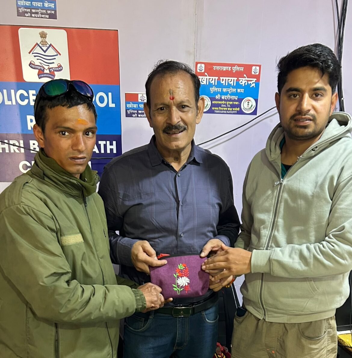 चमोली पुलिस ने लौटाया यात्रियों का खोया पर्स और मोबाइल