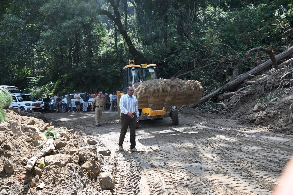 हल्द्वानी–नैनीताल मार्ग पर मलबा आने से यातायात बाधित, SSP ने मौके पर संभाली व्यवस्था