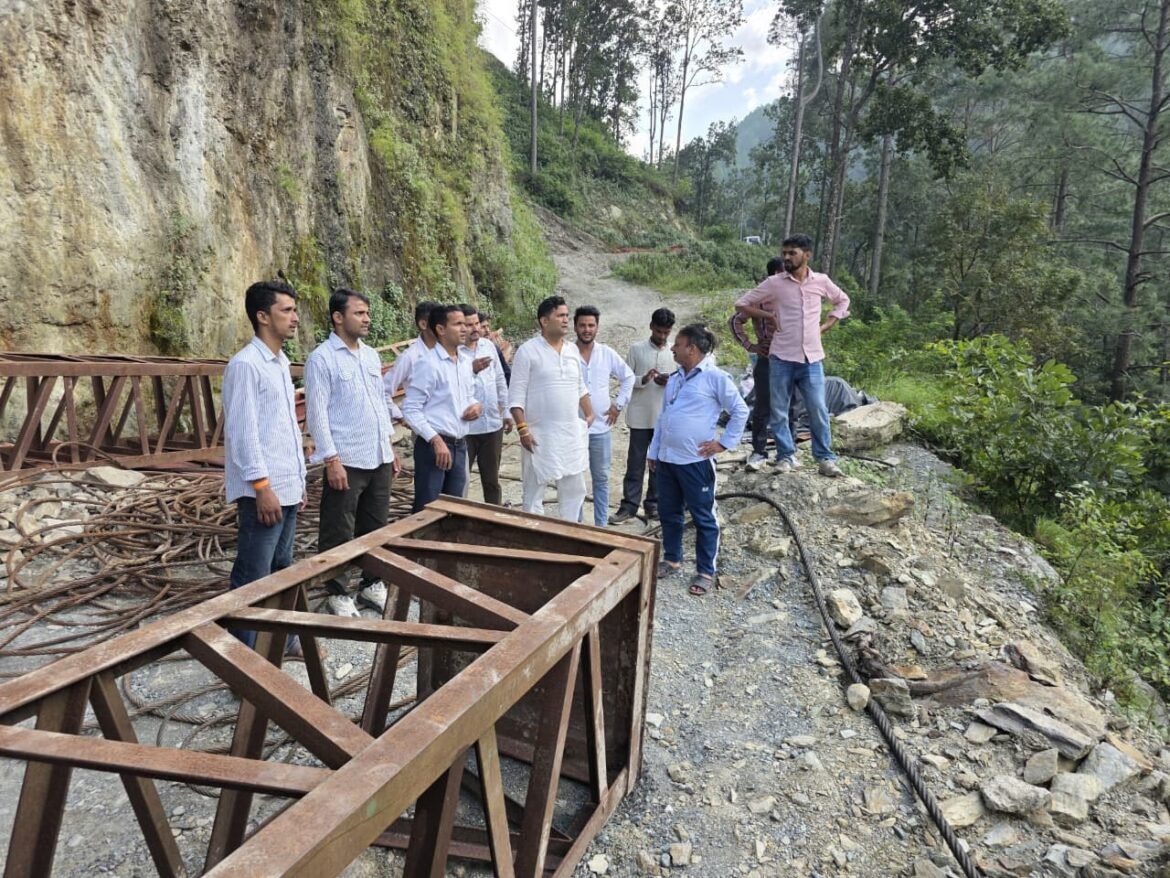 सुरगढ़ा नदी पर निर्माणाधीन मोटर पुल का मंत्री कैड़ा ने किया निरीक्षण, काम की धीमी गति पर जताई नाराजगी