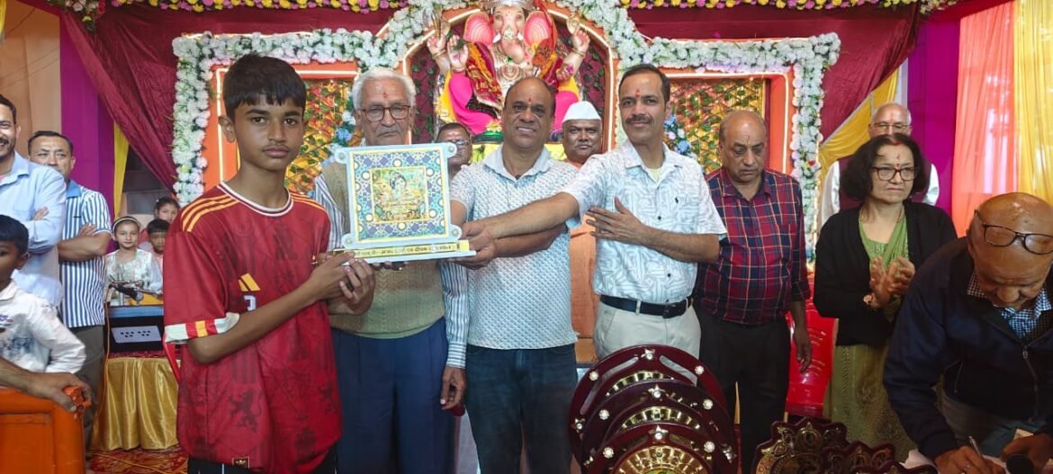 जन्माष्टमी की झांकियों के बाल कलाकार सम्मानित, पंचेश्वर महादेव मंदिर में हुआ पुरस्कार वितरण