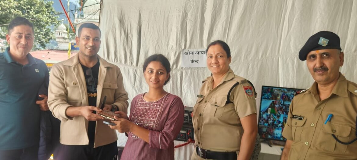 नंदा देवी मेले में आधे घंटे में मिला महिला का खोया पर्स, पुलिस की तत्परता से लौटे नकदी और दस्तावेज