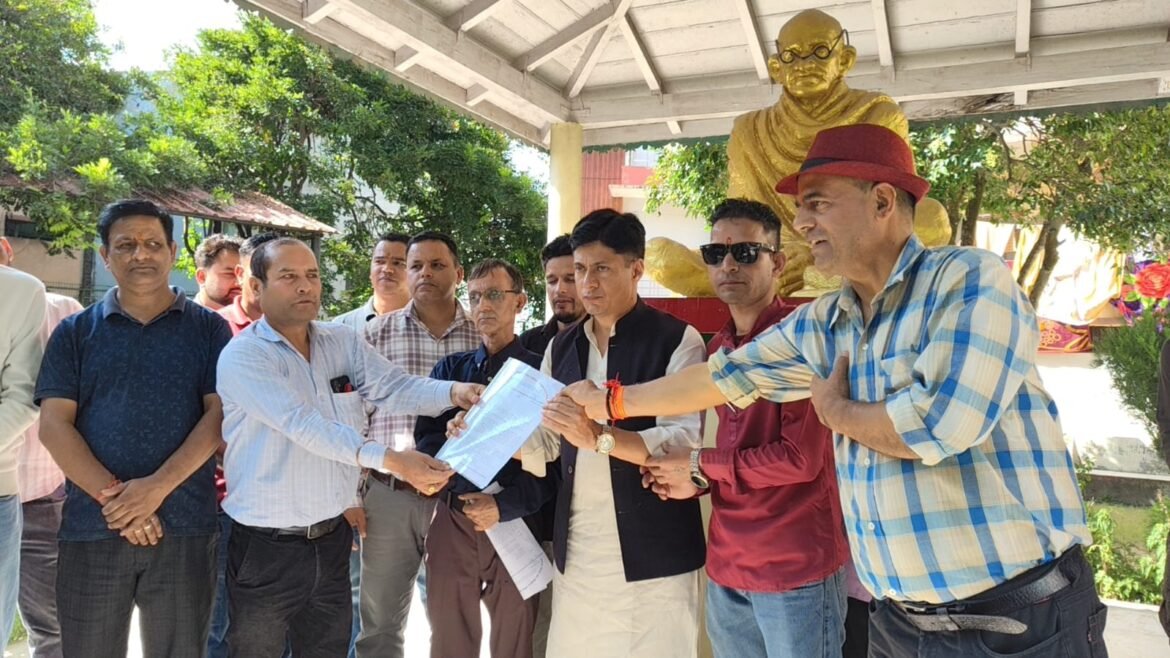 12 सूत्रीय मांगों को लेकर मिनिस्टीरियल कर्मचारियों ने सौंपा ज्ञापन, कार्रवाई का मिला आश्वासन