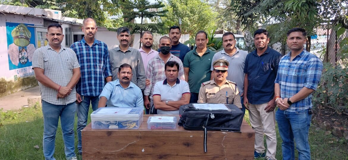 बाजपुर में अवैध SIM Box रैकेट का भंडाफोड़, 114 सिम के साथ आरोपी गिरफ्तार