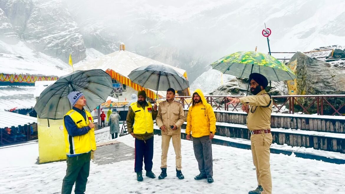 हेमकुंड साहिब में बर्फबारी से बढ़ी खूबसूरती, श्रद्धालुओं की सुरक्षा में जुटी चमोली पुलिस और एसडीआरएफ