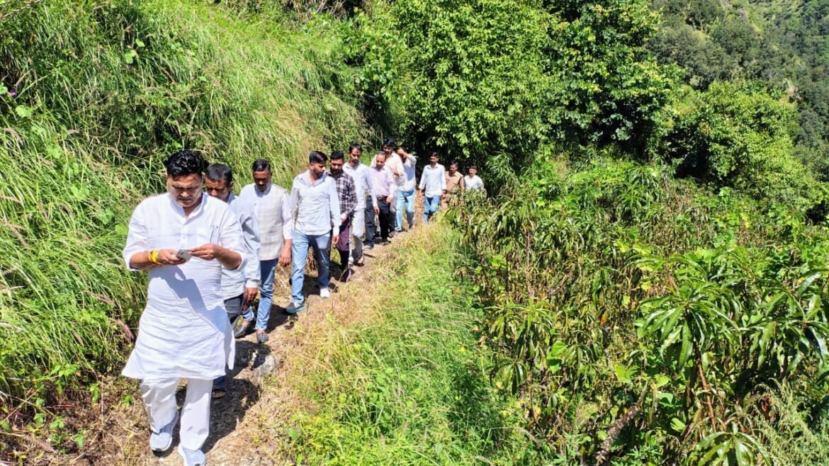 रामगढ़ ब्लॉक के गांवों में पहुंचे मंत्री राम सिंह कैड़ा, ग्रामीणों की समस्याएं सुनीं