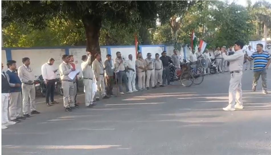 दिवाली बोनस की घोषणा नहीं होने से भेल कर्मचारियों में आक्रोश, फाउंड्री गेट पर प्रबंधन के खिलाफ जोरदार प्रदर्शन