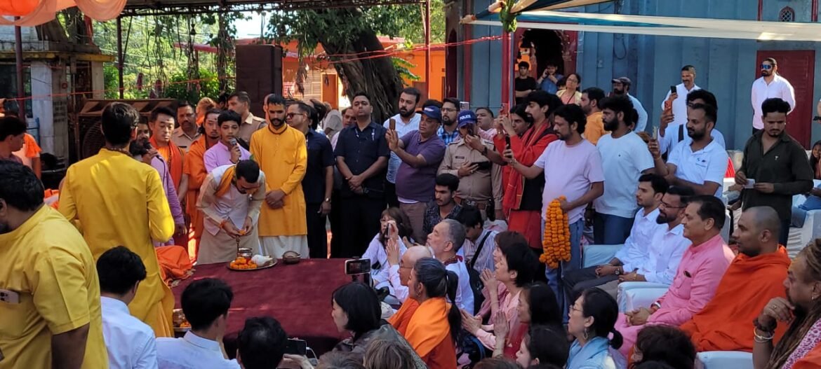 वीरभद्र महादेव मंदिर में वैदिक मंत्रोच्चार के बीच हुआ अनुष्ठान, साधकों को दिए गए महादेवन और कृष्णा नाम