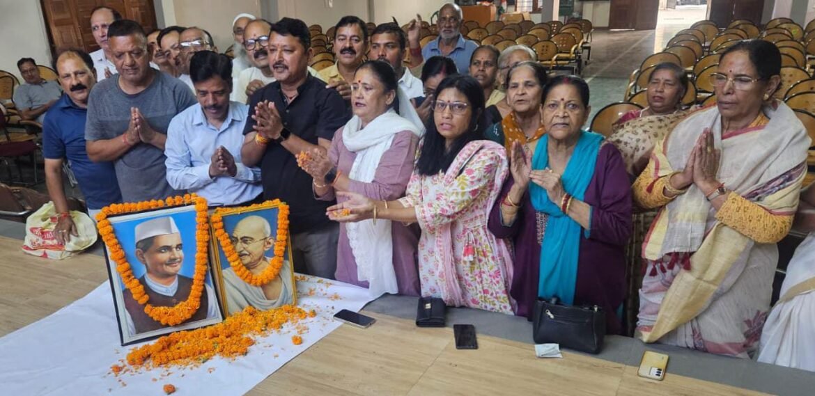 स्वराज आश्रम में गांधी और शास्त्री जयंती पर कांग्रेसजनों ने अर्पित की श्रद्धांजलि